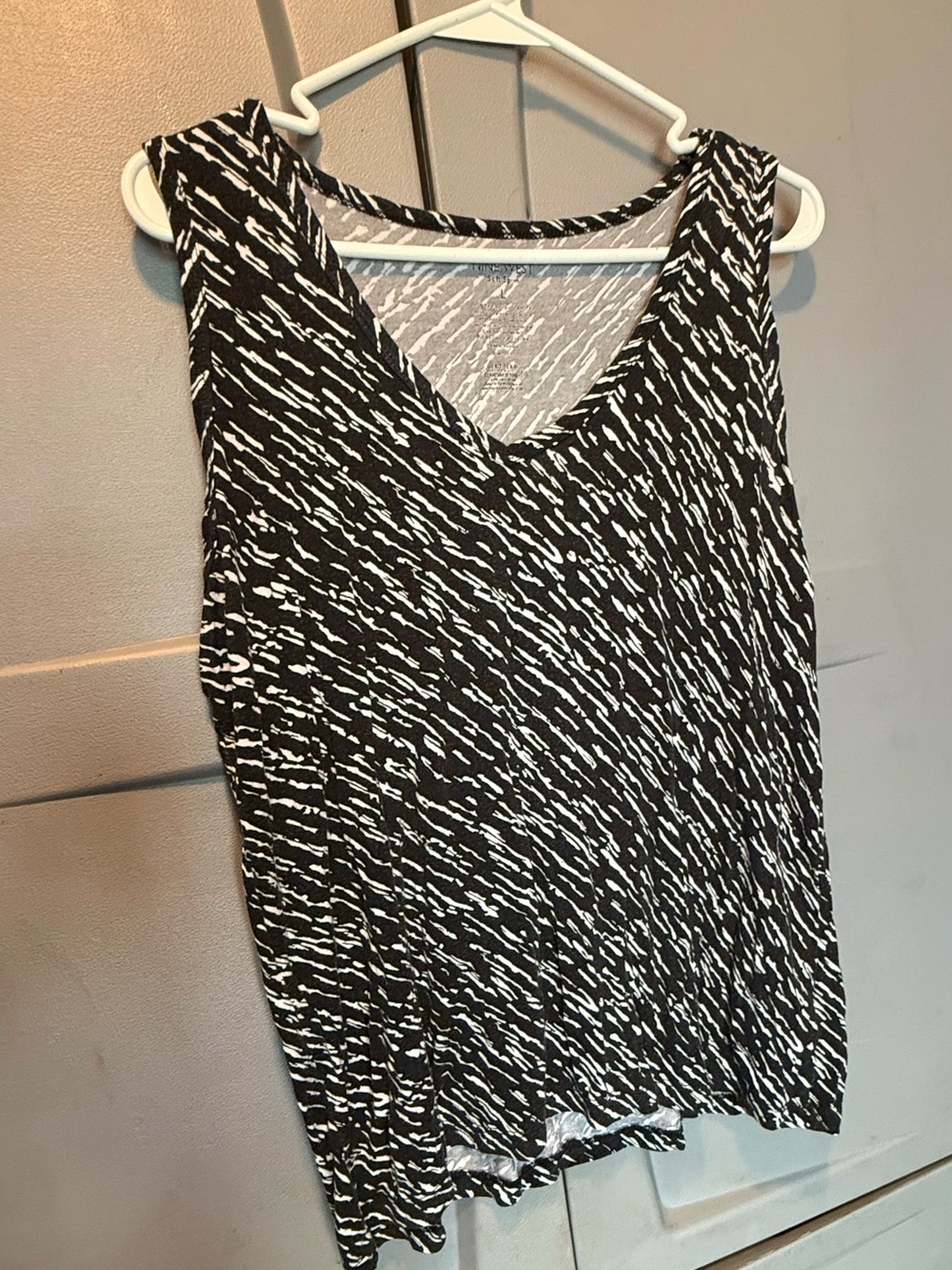 Nine West Black and White V-Neck Sleeveless Tank